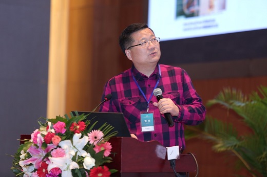 黄健教授.jpg